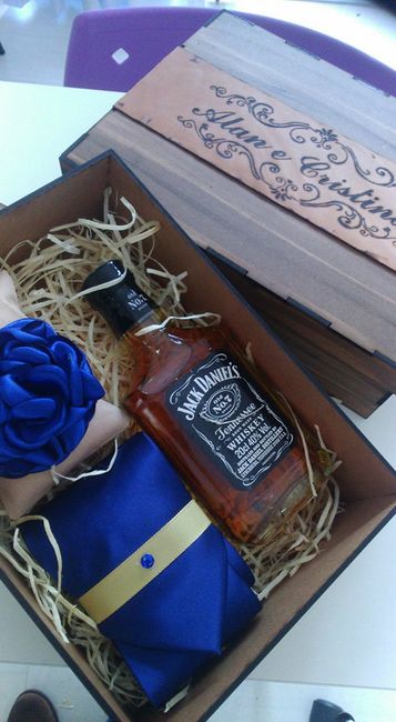 Convite para padrinhos versão casal com whiskey, gravata especial e corsage. Pintura rústica e cinta