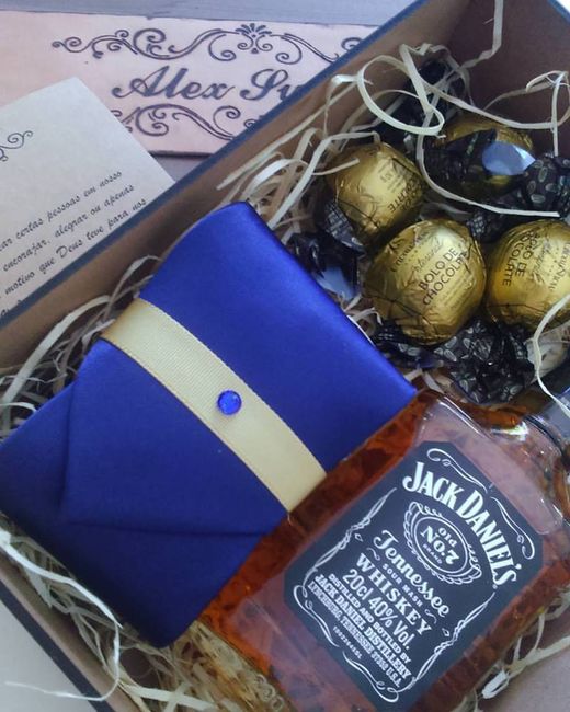 Convite para os padrinhos solteiros com whiskey, gravata especial e trufas. Pintura rústica e cinta 