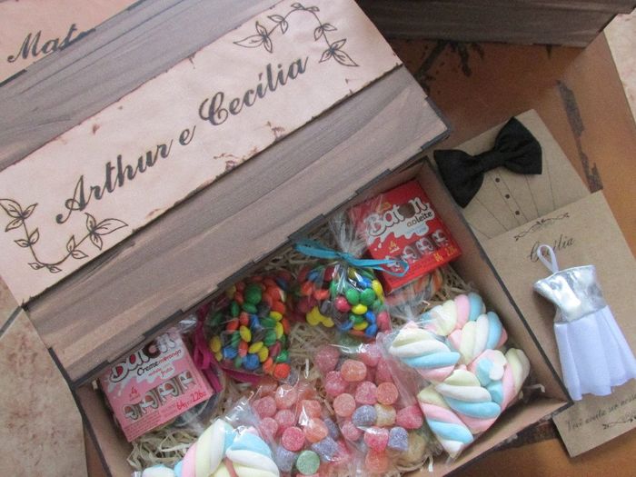 Convite para pajens e daminhas versão com doces, tag personalizada e gravata borboleta. Pintura rúst