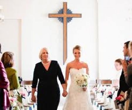 noiva entra na igreja com a mãe