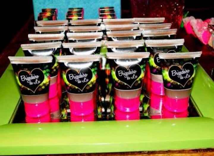 Lembrancinhas casamento tema neon - 9