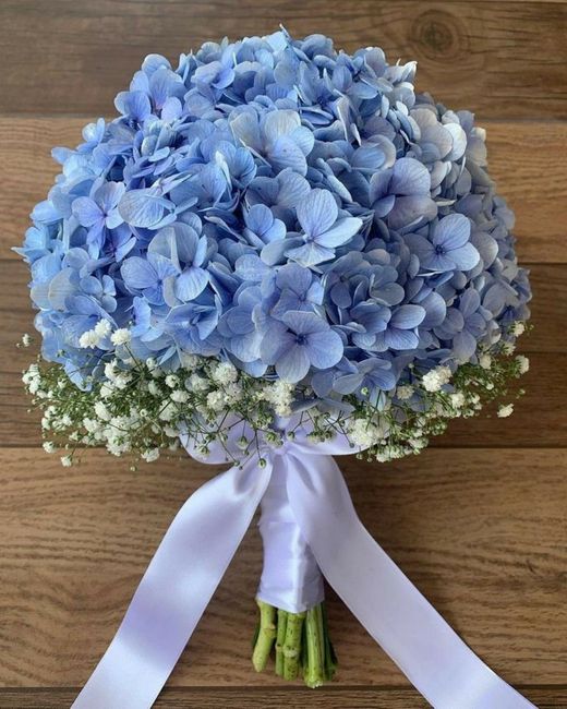 Buquês de uma cor só, com flores em tons diferentes - 1