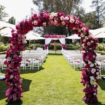 Esse arco de flores é lindinho né? Só que o nosso seria de outra cor *-*