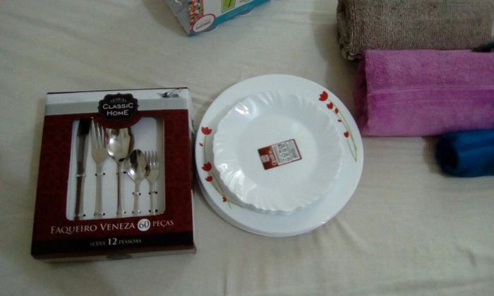 Meus pratos, rasos e de sobremesa.... Junto o faqueiro