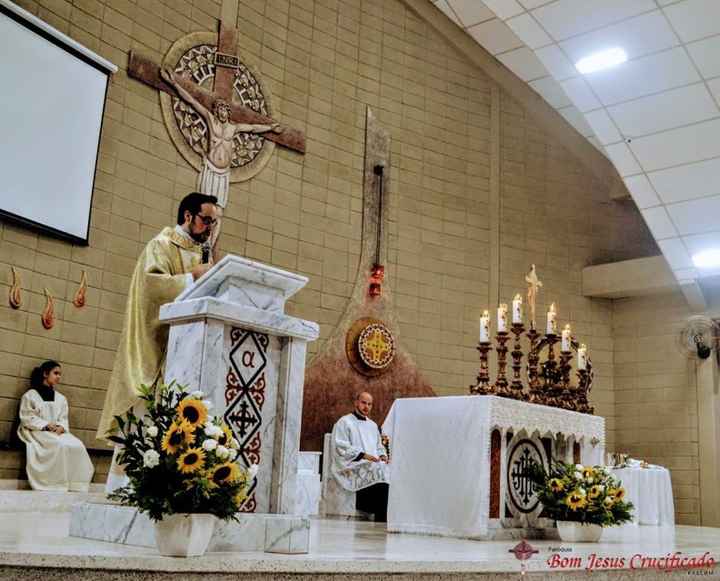 O pároco será nosso celebrante e aceitou de muito bom grado nos casar na sexta no horário que quería