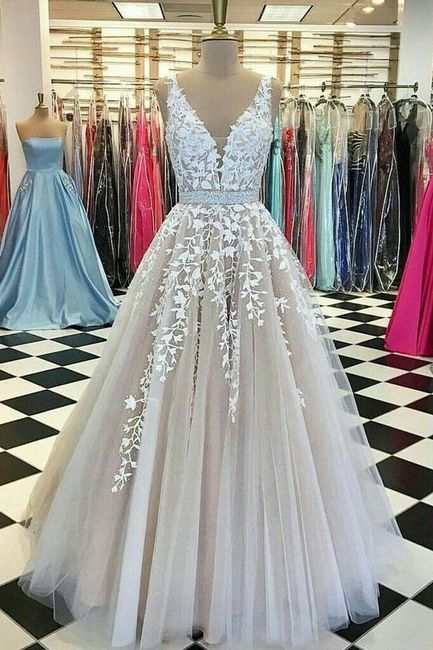 Vestido em tule com apliques rendados de mini folhas #NoivaMusa