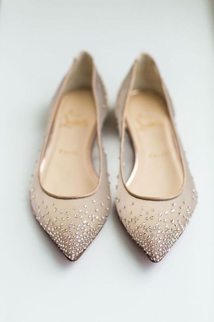 Sapatilha Louboutin em tule com cristais aplicados #NoivaMusa