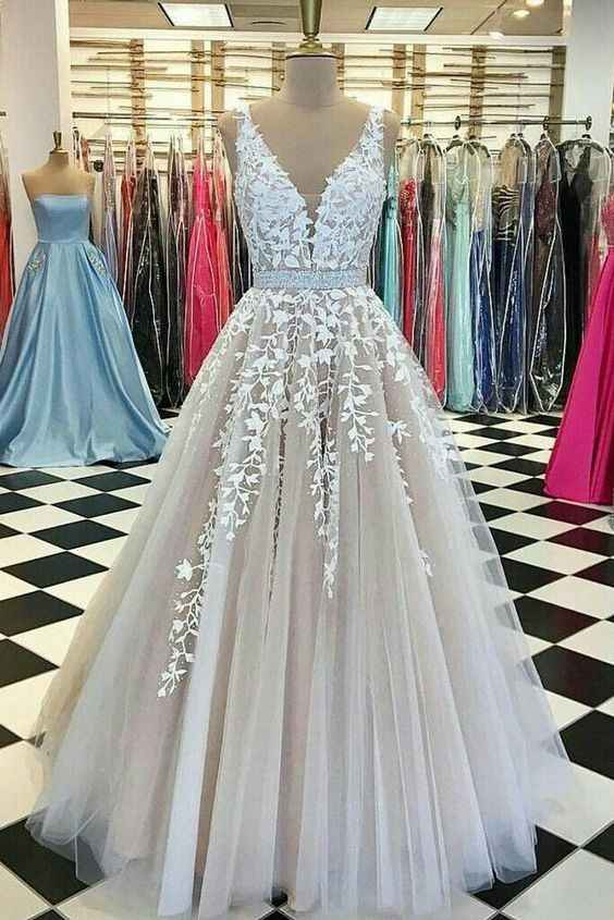 Vestido em tule com apliques rendados de mini folhas #NoivaMusa