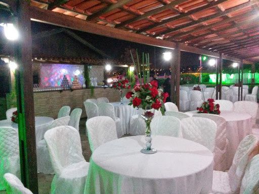 ÁREA NA ENTRADA DO SALÃO PRÓXIMO AO BARMAN