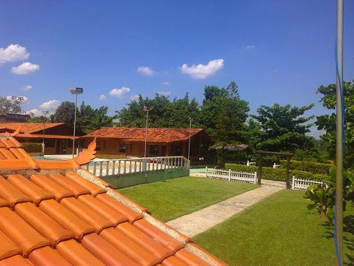 VISTA AMPLA DO SÍTIO - NA FRENTE AREA DA CERIMONIA, AO LADO ESQUERDA A PSICINA, NO MEIO A CASA, E AO