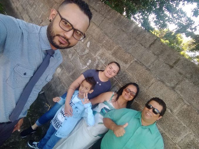 Esse é o restante da minha família, por ordem, meu irmão mais velho (Alex), minha irmã (Vanessa), Me