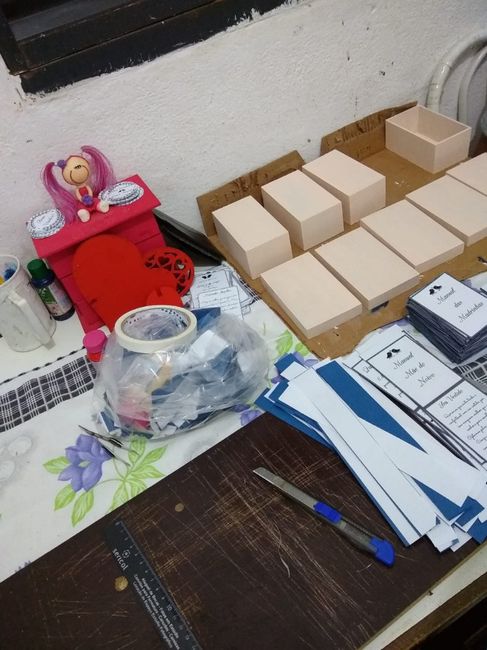 Essas são a das madrinhas, daminhas e mãe da noiva e do noivo, ao lado são os manuais.