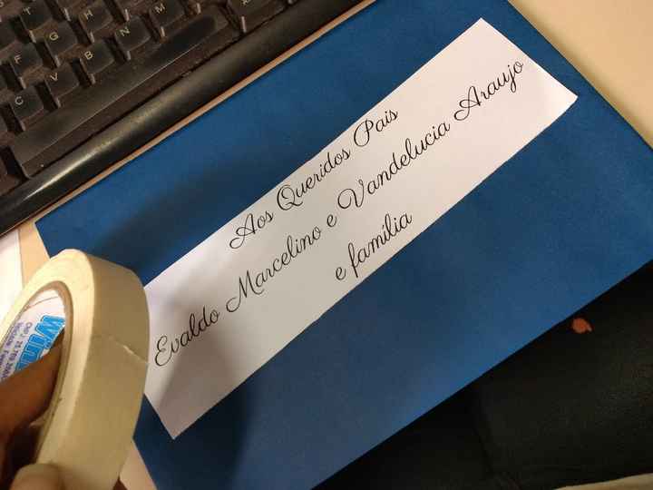 Peguei o envelope, o papel com o nome, e uma fita crepe.