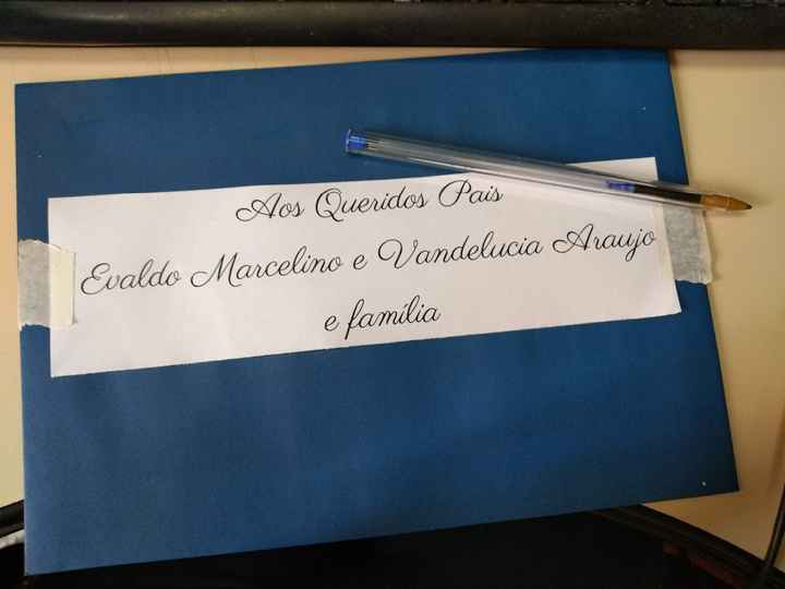 Logo depois coloquei o papel com um pedacinho de fita crepe na parte do envelope onde eu queria escr