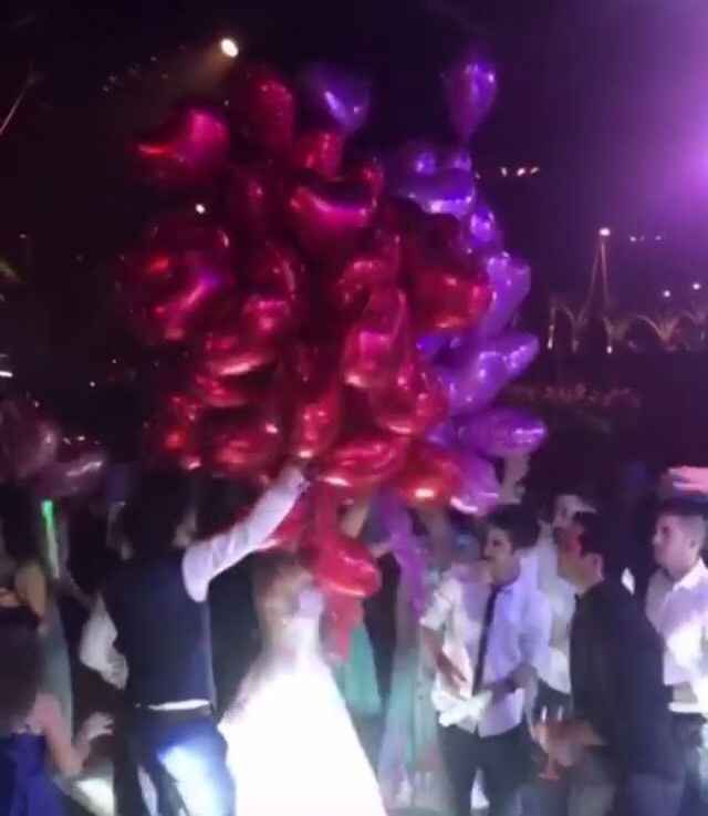 após jogar buquê, noivos surpreendem convidados entregando balões de corações durante a balada !