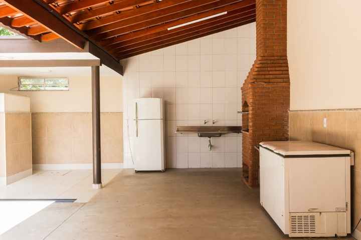O local possuí duas cozinhas com churrasqueiras, está é da parte (externa). - será usada para assar 