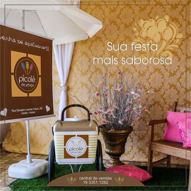 Um tapete de grama artificial , ombrelone e chalckboard