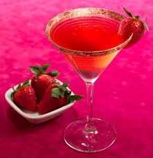 3. Prepare um jantar suculento com um drinque afrodisíaco - morangos são ótima pedida.