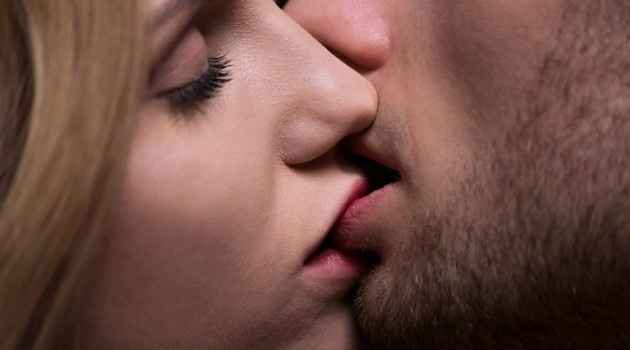 11. Mude a intensidade do beijo e tente posições diferentes, mas não encoste as mãos nele. Será que 