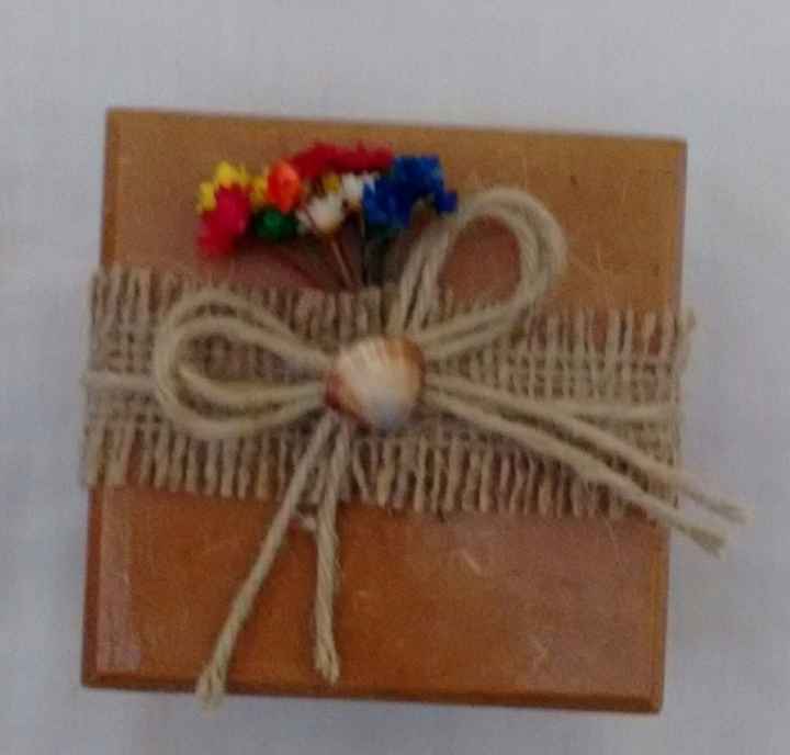 caixinha de mdf lixada, envernizada e enfeitada com juta e flores sempre viva, coloquei uma conchinh