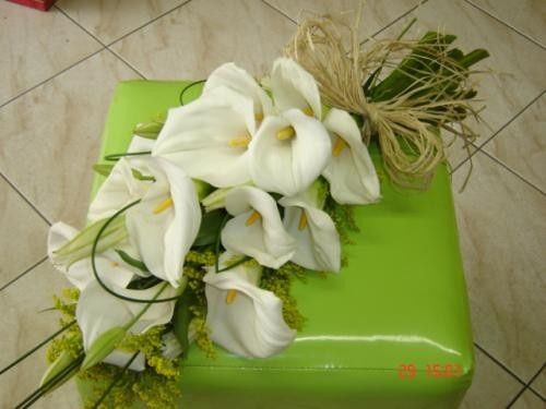 Eu optaria por um buquê com flores de cores diferentes da decoração, tipo esse aqui embaixo.