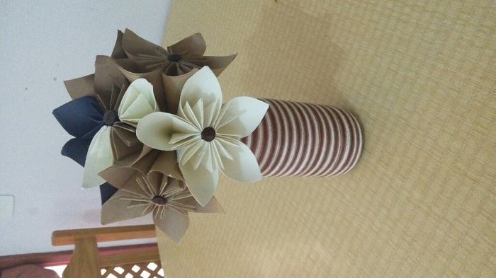 Como fazer a flor de papel . (testando arranjos feitos a mão) - 13