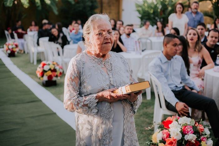 Seria legal de pudéssemos ter pessoas de idade para carregar as alianças...avós, mães. Não seria um 