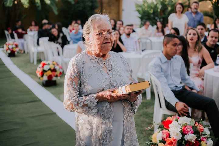 Vó Ruth, com as alianças