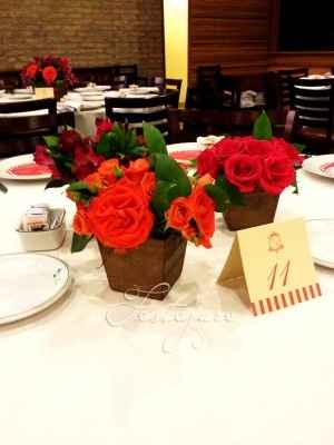 Centro de mesa com flores no cachepô