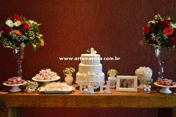 Mesa com itens DIY: porta retratos, letras, arranjinhos, etc