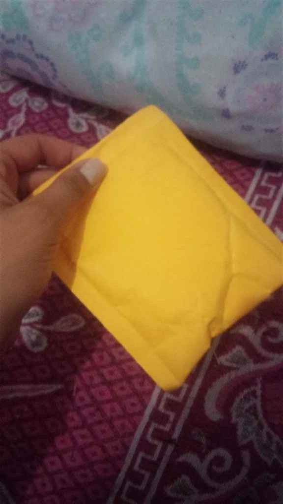 pacotinho amarelo com cara de chinês