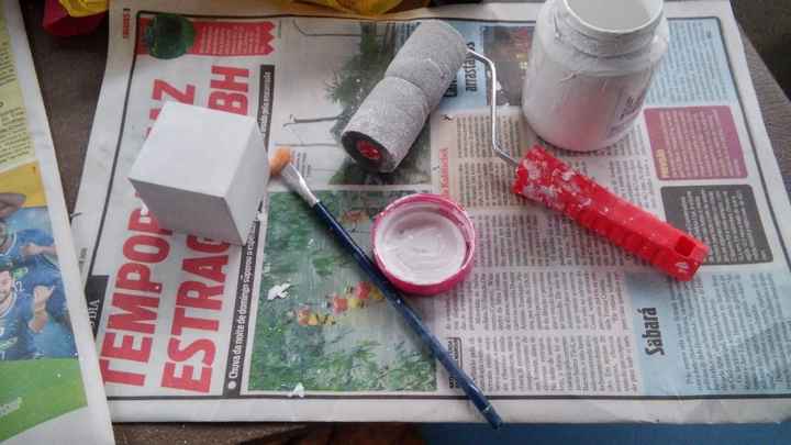 Pintar a caixinha com tinta branca. Usei o rolinho de pintura poque acho que a textura fica melhor. 