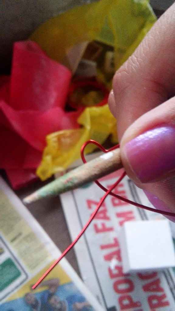 Fazer os corações com arame. Usei um palito de unha para auxiliar no formato.