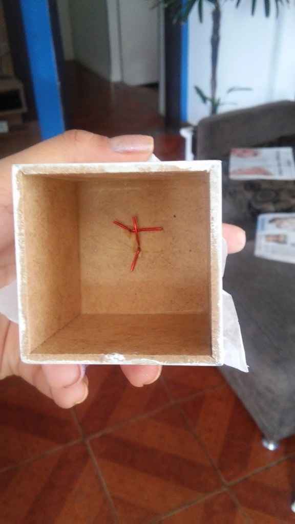 Fixar os corações no caixotinho, que foi furado com um preguinho fino. Fica assim visto por baixo