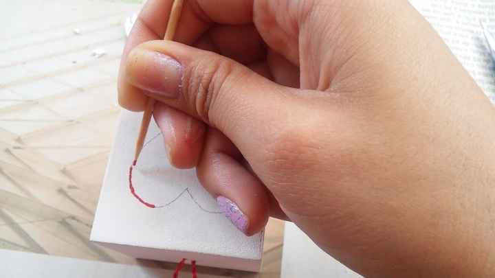 Pintar o contorno em vermelho. Fiz usando o auxilio de um palito de dente.