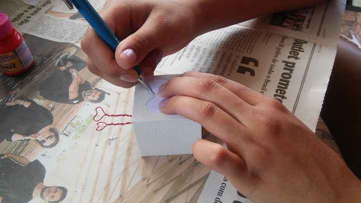 Desenhar o coração no caixotinho. Fiz o molde em papel e risquei com lapiseira.