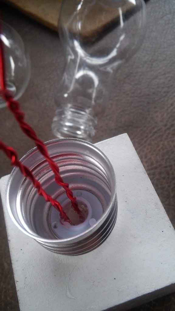 Usei silicone para colar a base, e manter ela fixa.