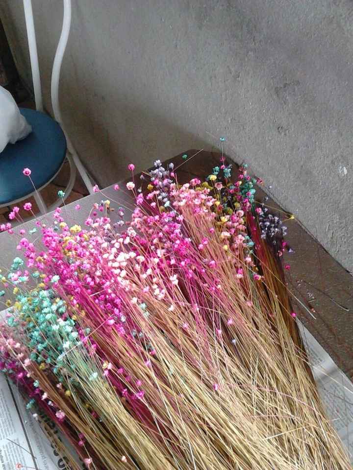 Arrumando as flores sempre vivas