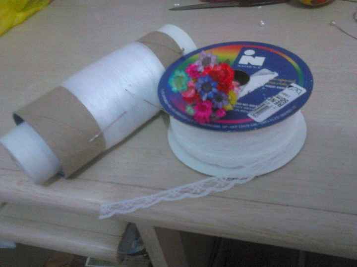 Linha, agulha, flores secas, renda