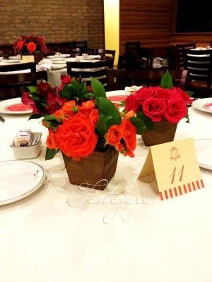 Centro de mesa com flores no cachepô