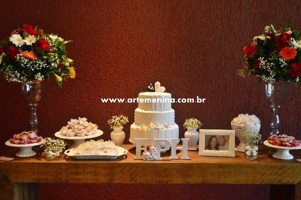 Mesa com itens DIY: porta retratos, letras, arranjinhos, etc