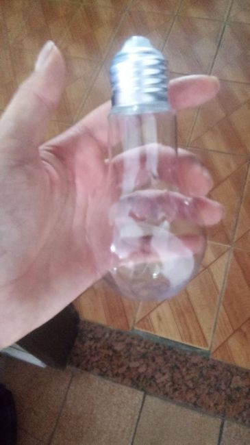 Frasco de pet com formato de lâmpada e tampa rosqueável - R$ 2,50 cada