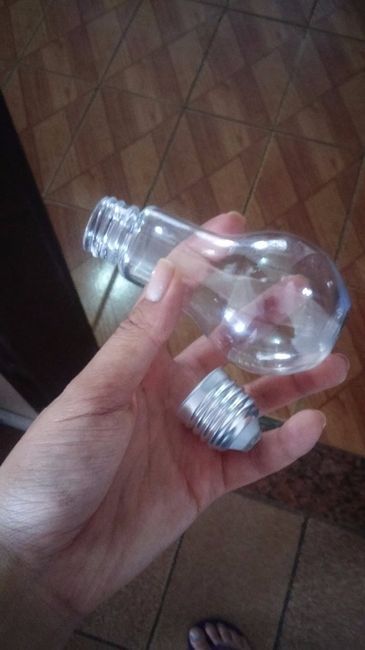 Frasco de pet com formato de lâmpada e tampa rosqueável