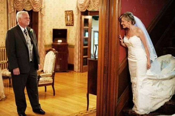 Reação do pai ao ver a filha vestida de noiva