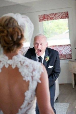 Reação do pai ao ver a filha vestida de noiva