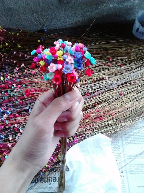 Montando os raminhos de sempre viva