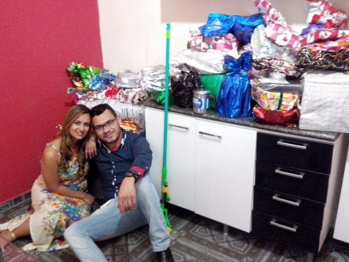 Nossos presentes! (Atrás de nós tem uma caixa cheia) rs