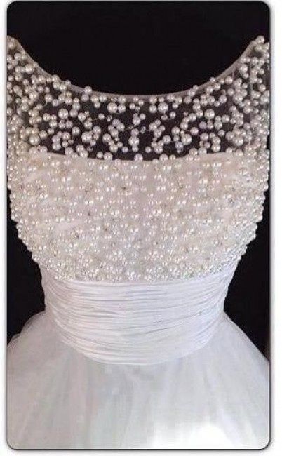 Vestido de noiva com acabamento em pérolas