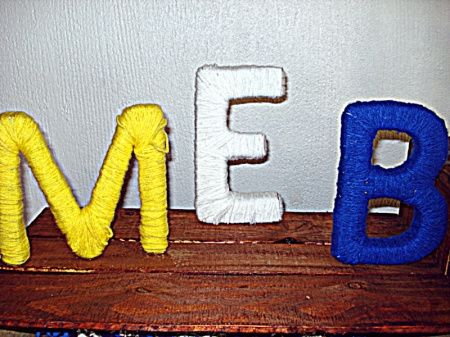 Letras feitas por mim em papelão e lã colorida