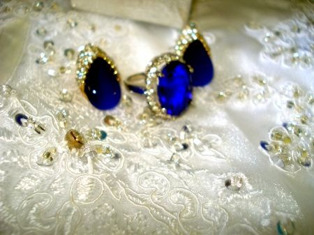 Brincos, anel e vestido
